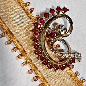 VTG RARE Coro Pegasus Pat Pending Ruby  & Clear Rhinestone Swirl Pin Brooch